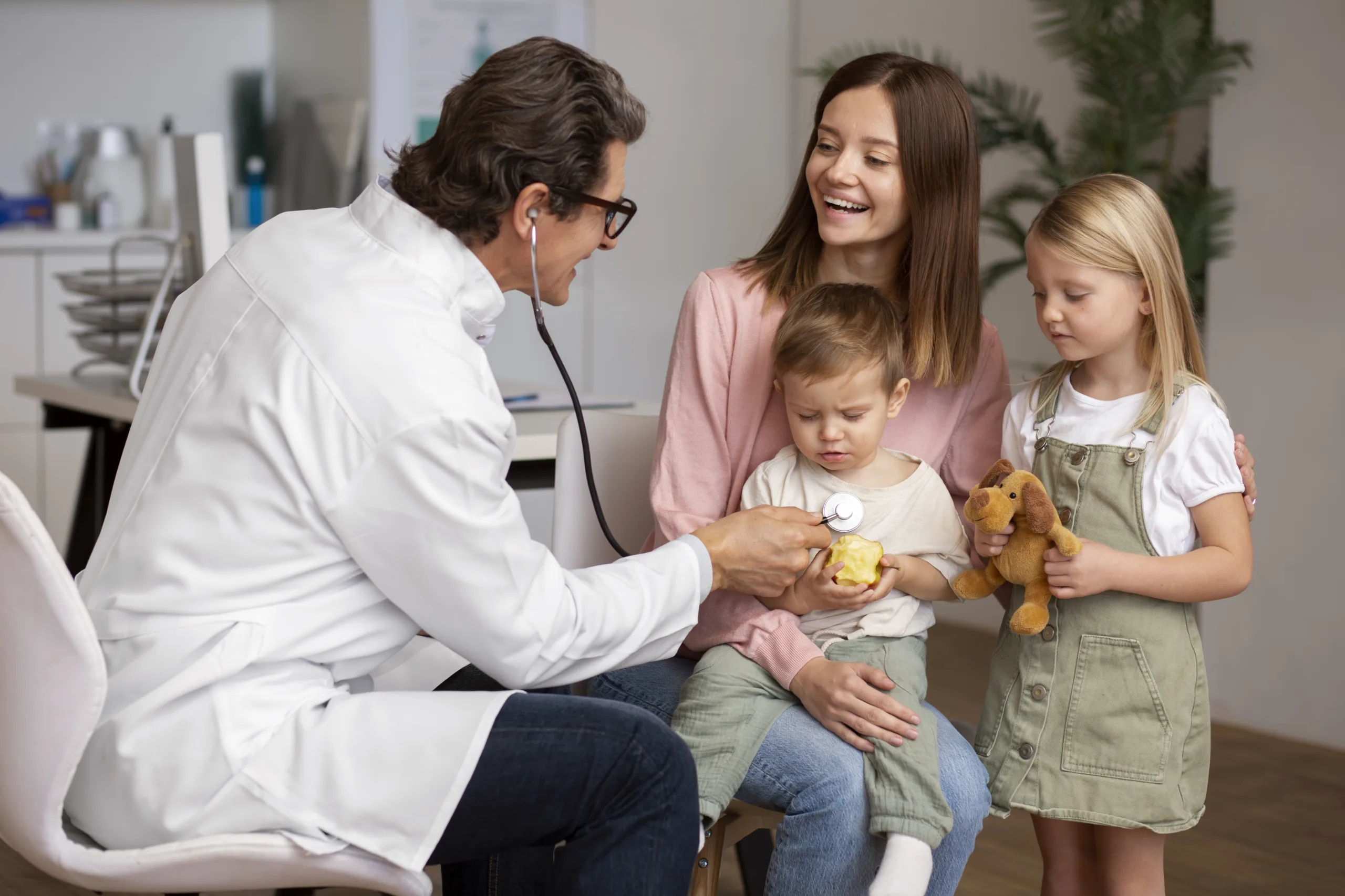 11.young-mother-with-her-children-pediatrician-appointment familie la doctor